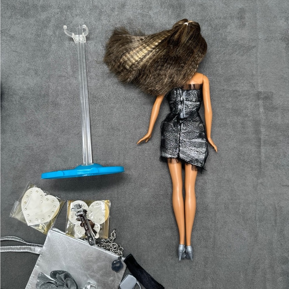 Fashion Fever Styles For 2 Brunette Barbie Doll - Picture 6 of 9